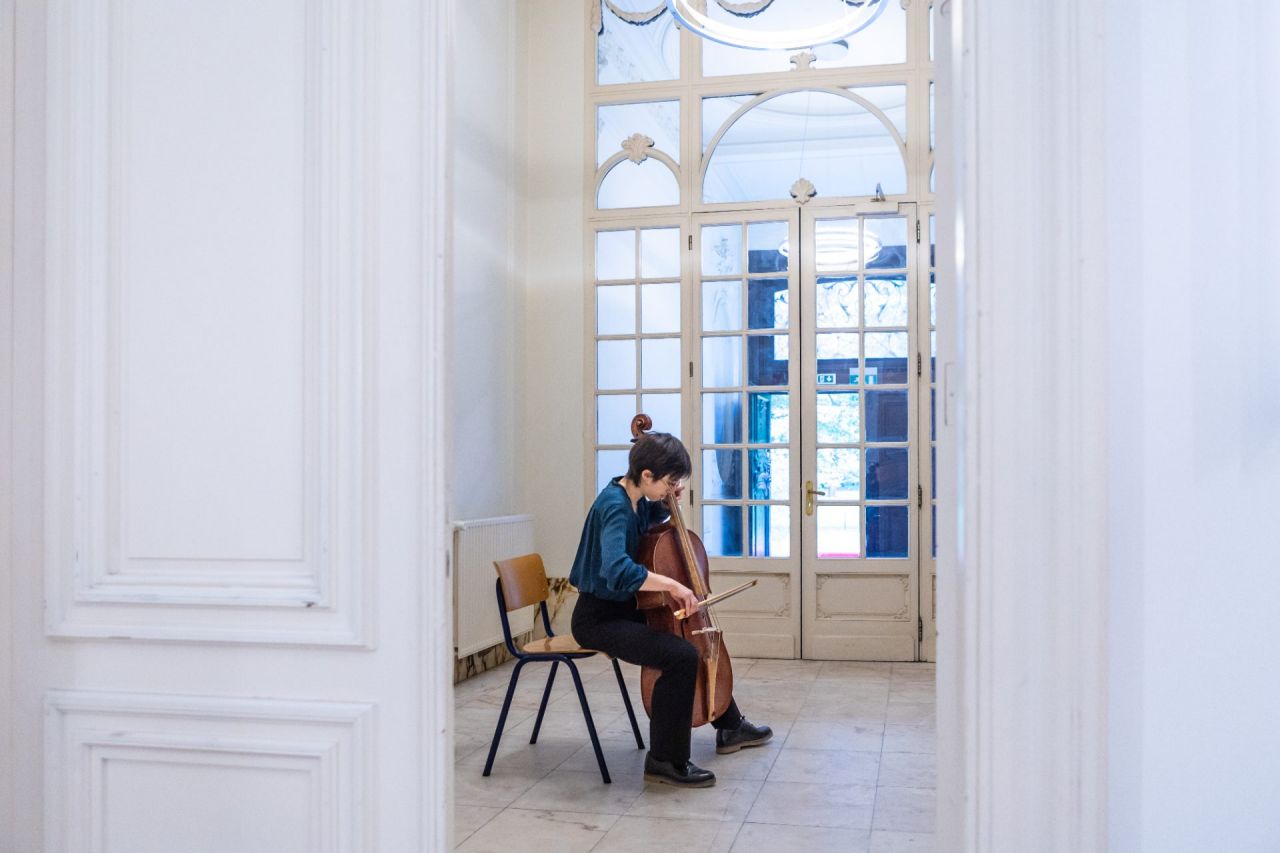 Cellospeler in het parkhuis